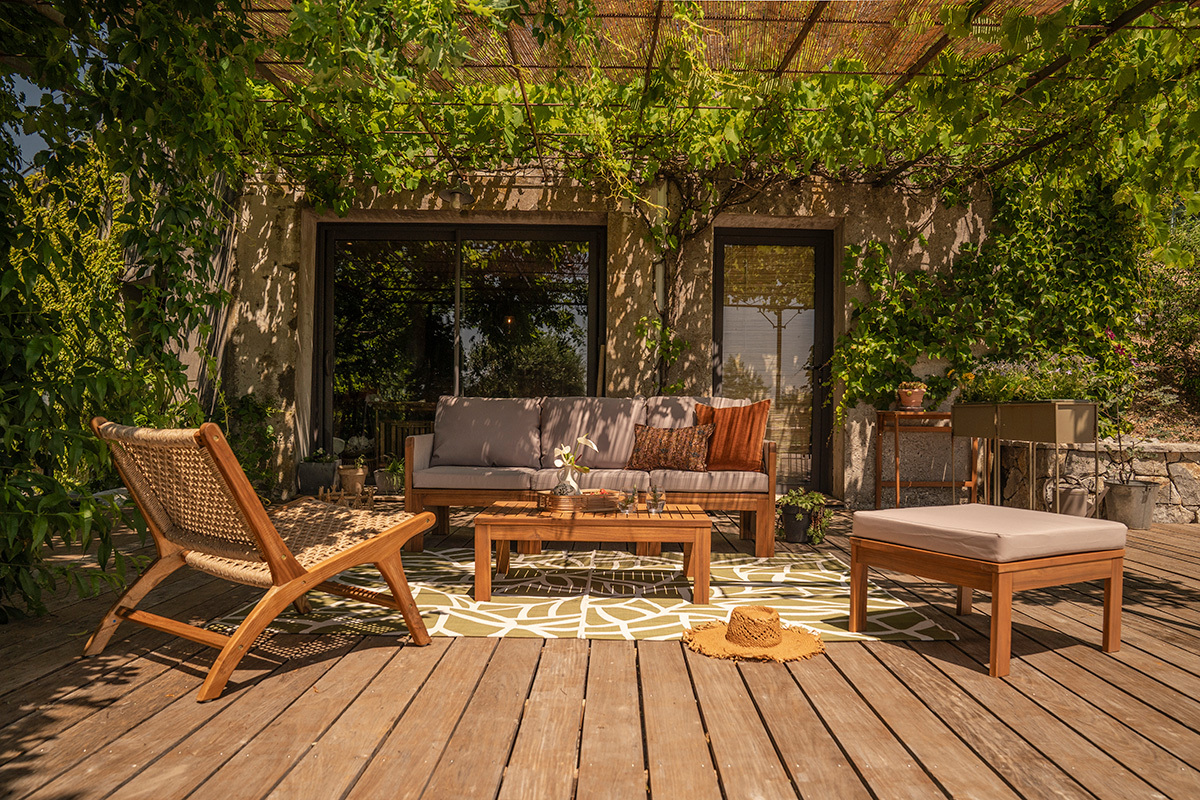 Salon de jardin 3-4 places en bois massif, 2 sets de housse (taupe ou �cru) et accoudoirs tress�s ALOHA