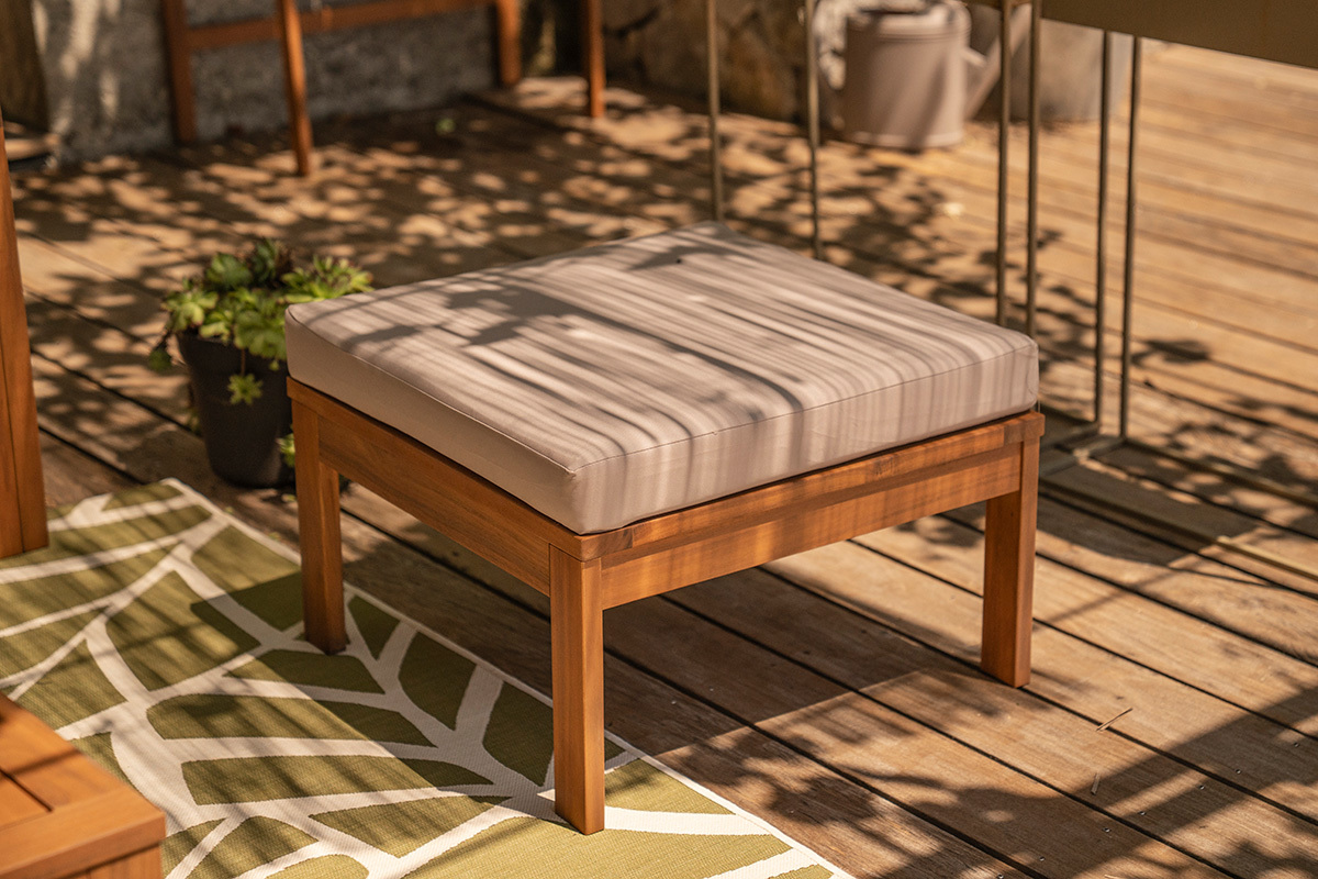 Salon de jardin 3-4 places en bois massif, 2 sets de housse (taupe ou �cru) et accoudoirs tress�s ALOHA