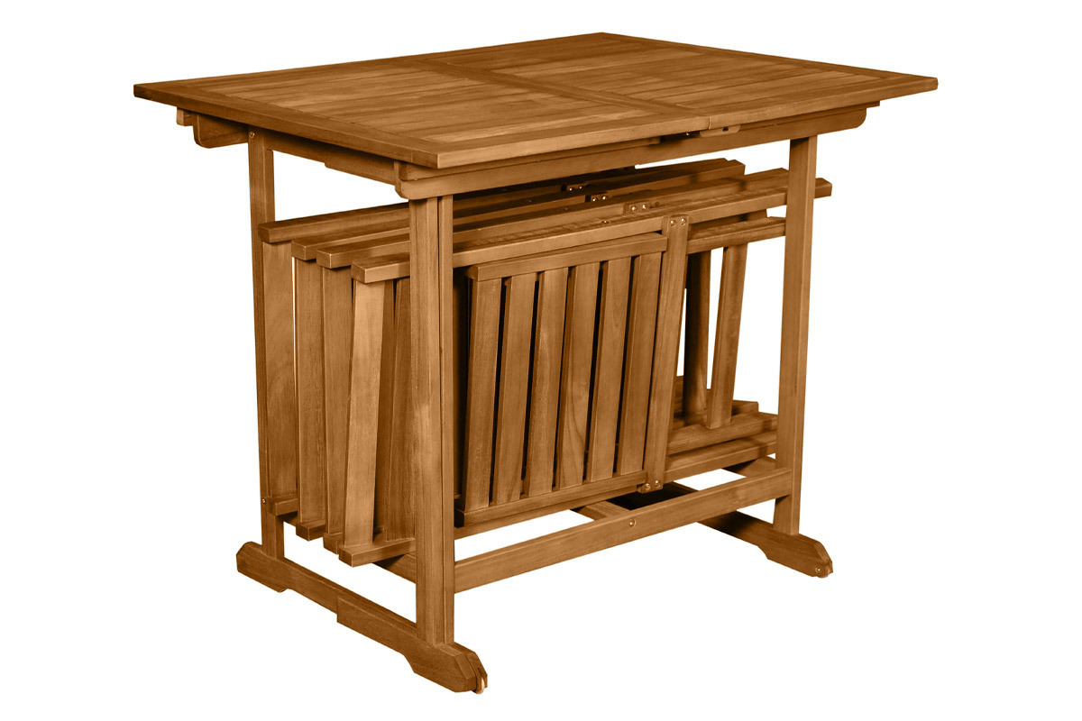 Table extensible en bois avec chaises pliantes rang�es en dessous, vue de 3/4.