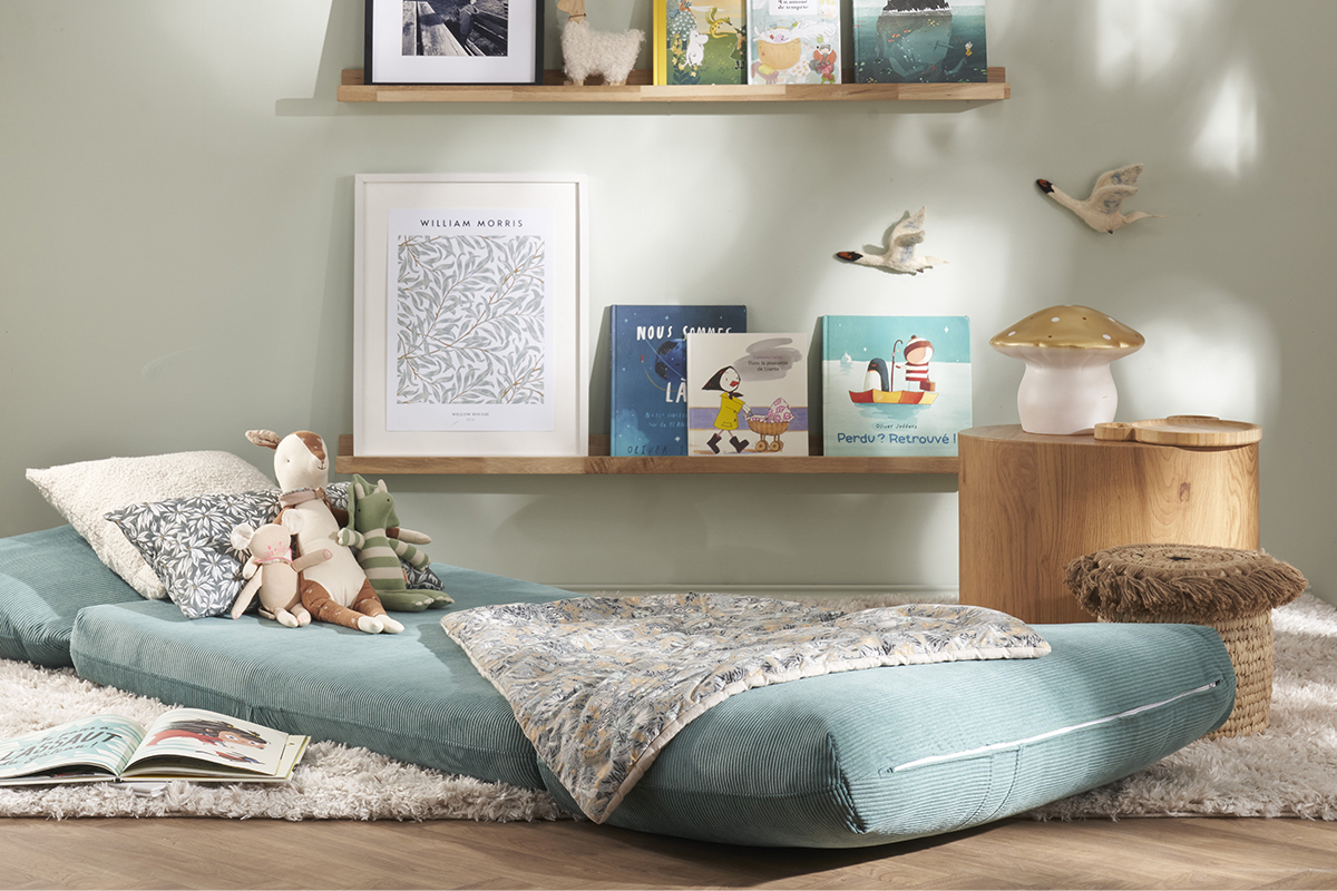 �tag�res en bois ch�ne clair avec livres, cadres et d�co, mur vert clair, ambiance chambre.
