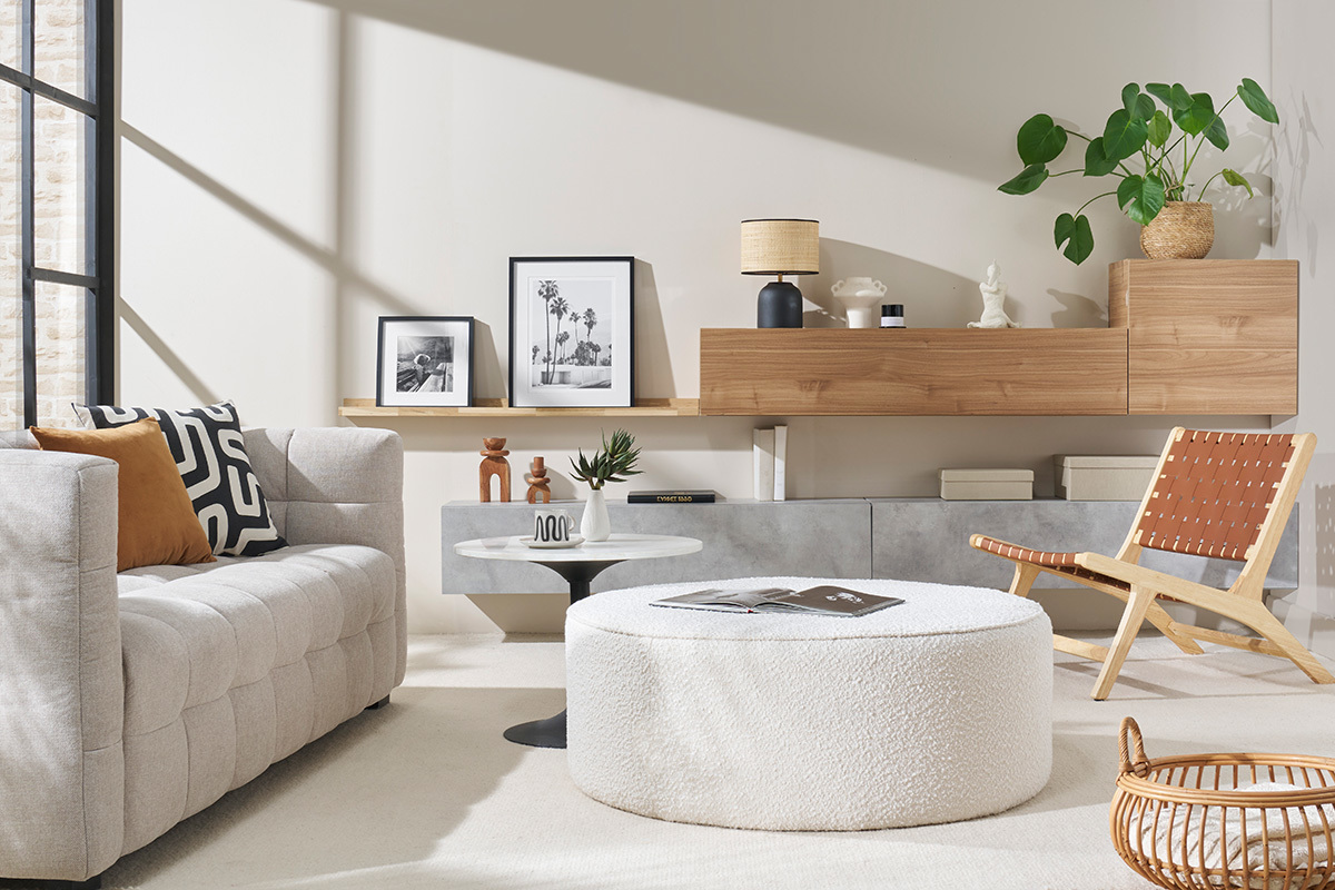 Salon avec �tag�re murale en bois clair ch�ne LINEA, cadres photos pos�s dessus, mobilier moderne.