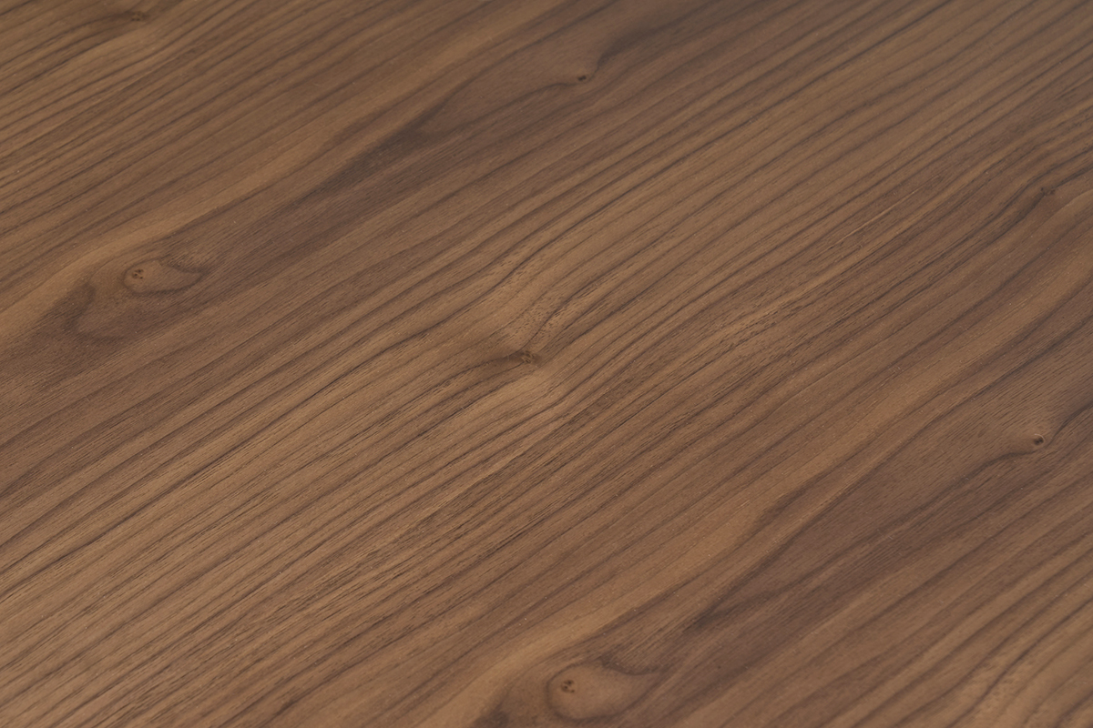 Surface de la table � manger KUALA en bois fonc� noyer, montrant le veinage naturel.