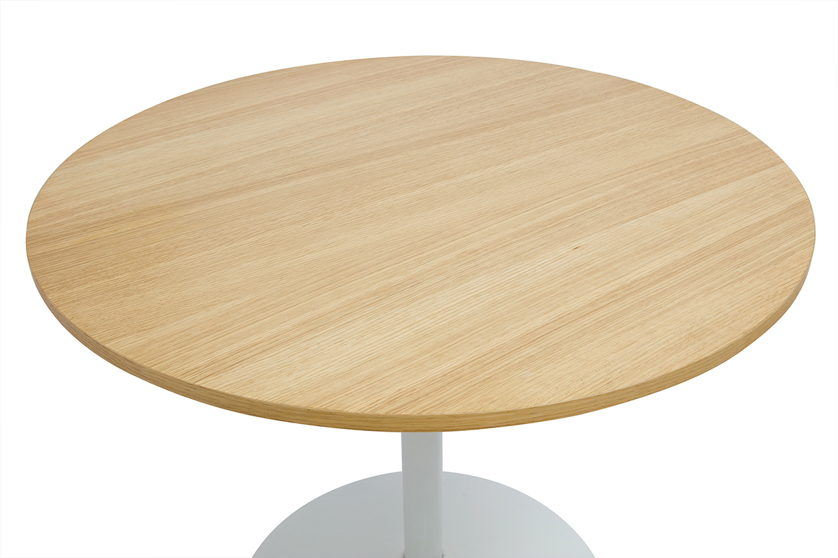 Table ronde en bois clair et m�tal blanc, vue rapproch�e.