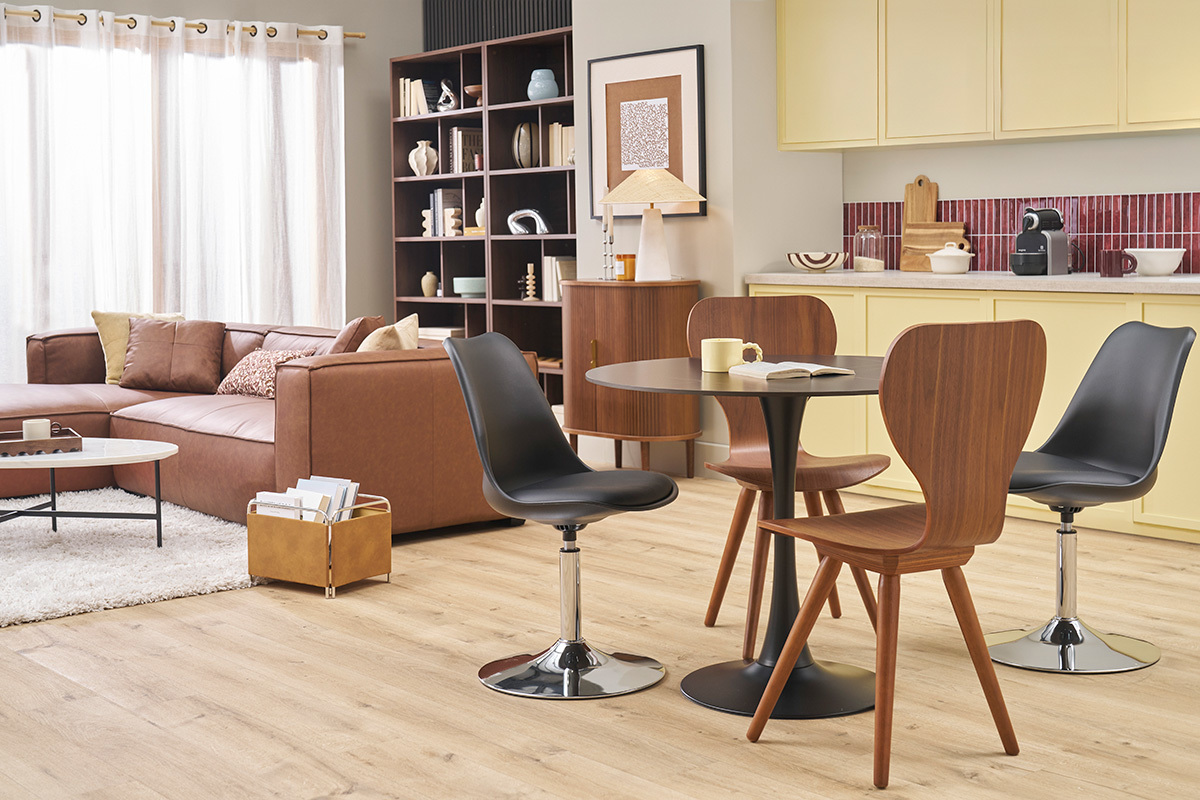 Table � manger ronde en c�ramique noire avec chaises autour, dans un salon.