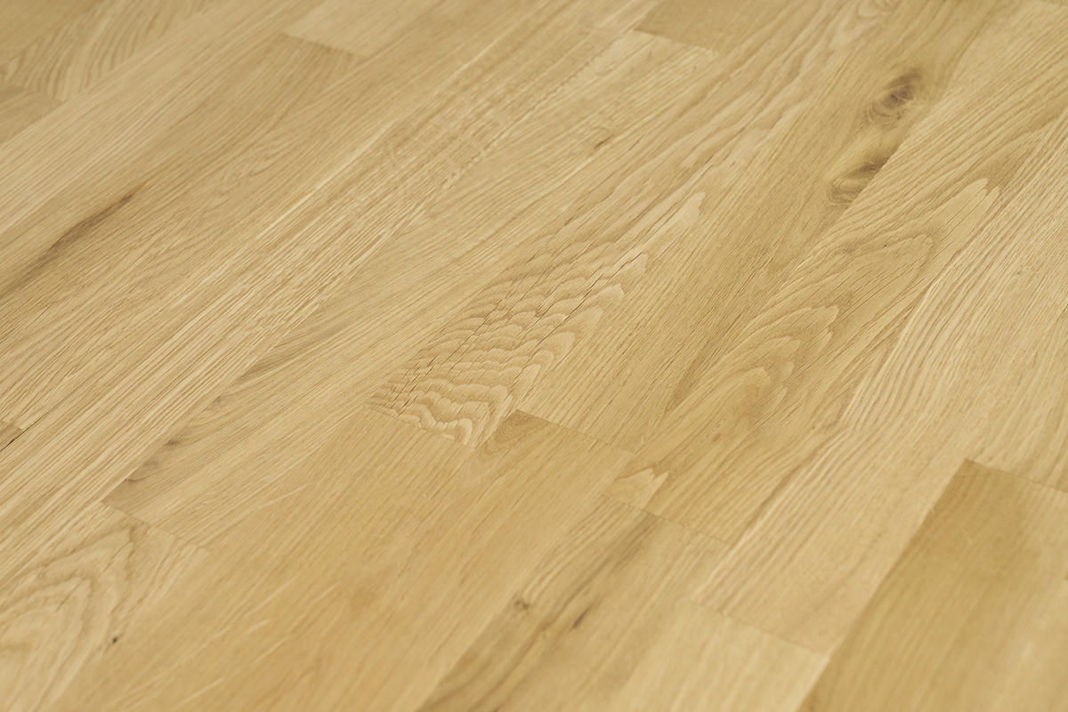 Plateau de table en bois clair ch�ne massif, vue de dessus.