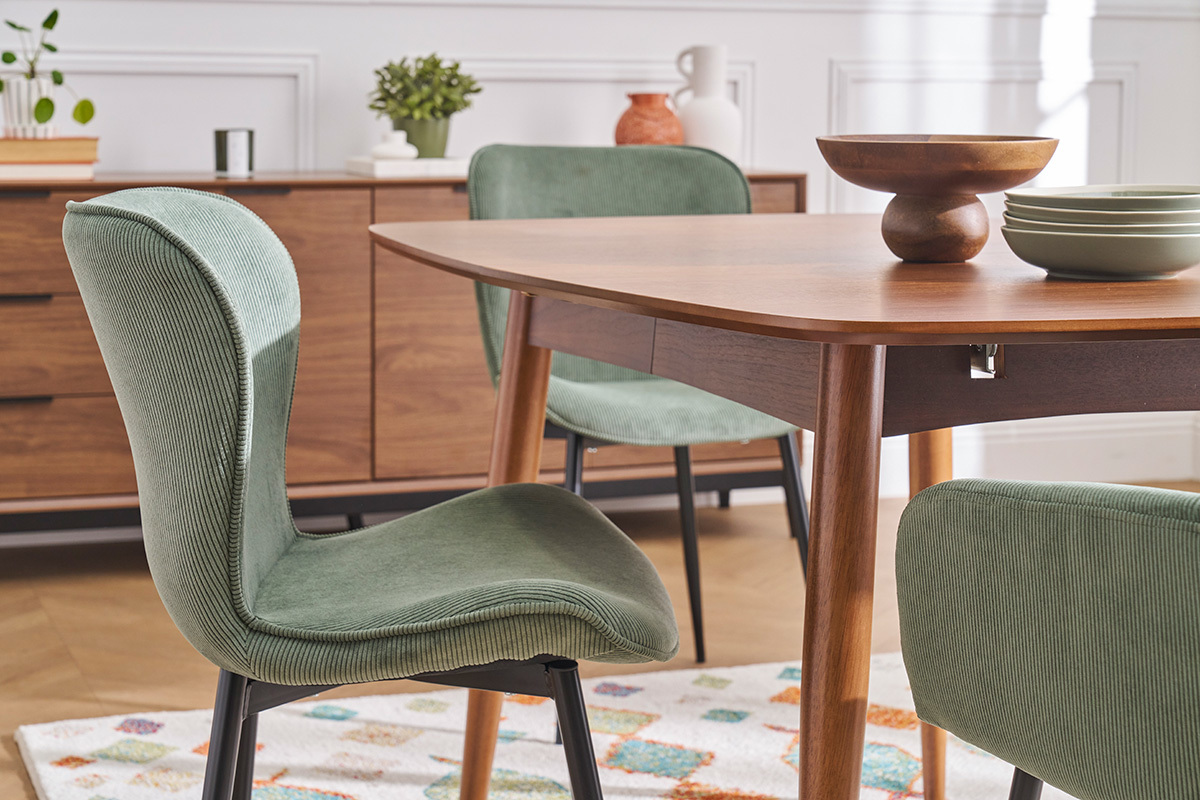 Table � manger extensible rectangulaire NORDECO en bois fonc� avec chaises vertes, vue de pr�s.