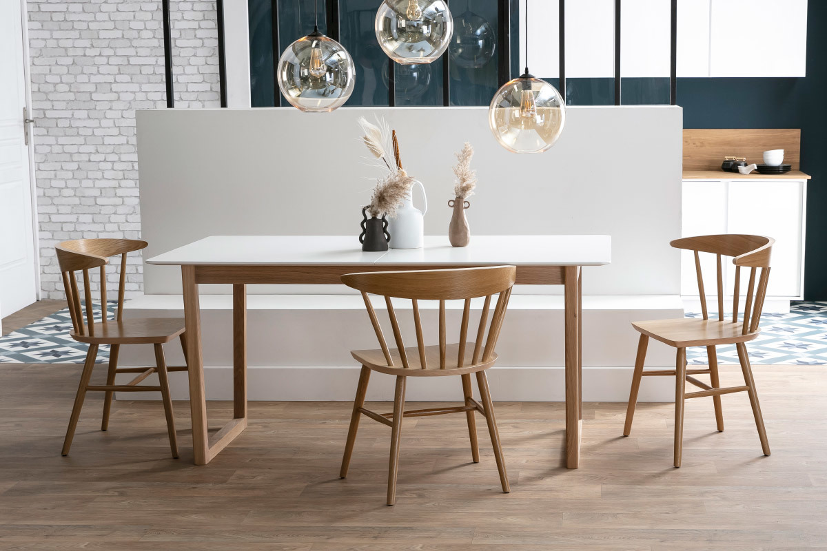 Table � manger extensible rectangulaire rallonges int�gr�es finition blanc et bois clair ch�ne massif L160-240 cm LAHO