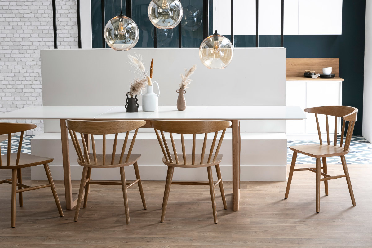 Table � manger extensible rectangulaire rallonges int�gr�es finition blanc et bois clair ch�ne massif L160-240 cm LAHO