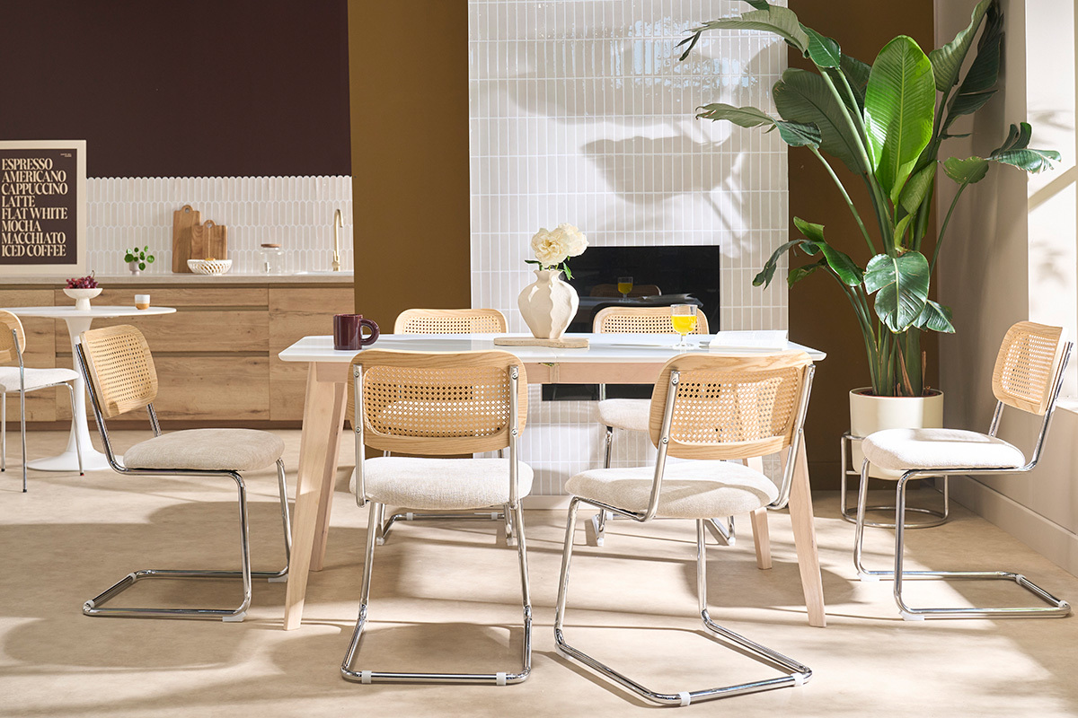 Table � manger extensible scandinave blanche et bois clair avec chaises ELYNA, vue d'ensemble