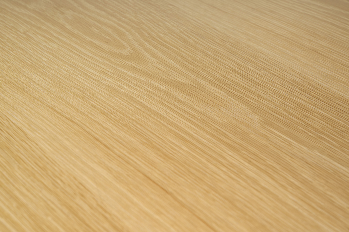 Surface en bois clair de la table � manger extensible LEENA.