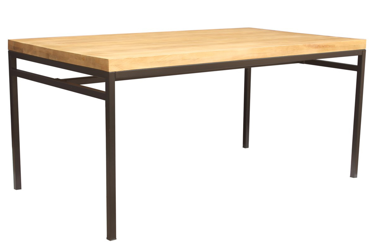 Table � manger industrielle en bois de manguier et m�tal, vue de 3/4.