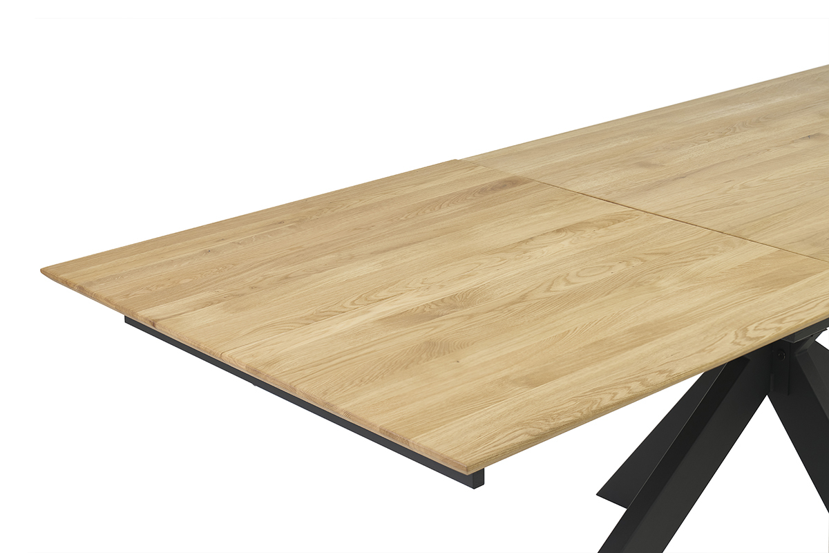 Table � manger extensible en ch�ne clair vue en angle, rallonge int�gr�e partiellement visible.