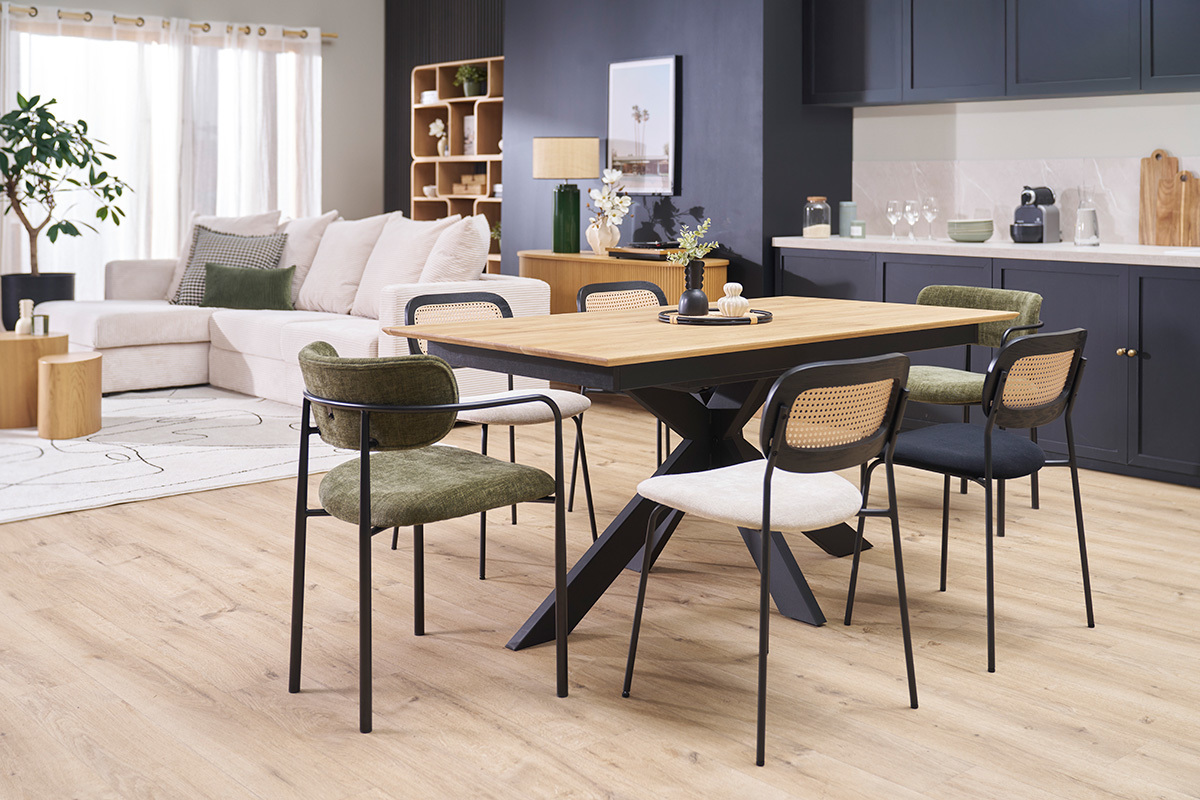 Table � manger AGATA en bois clair avec chaises dans un salon moderne.