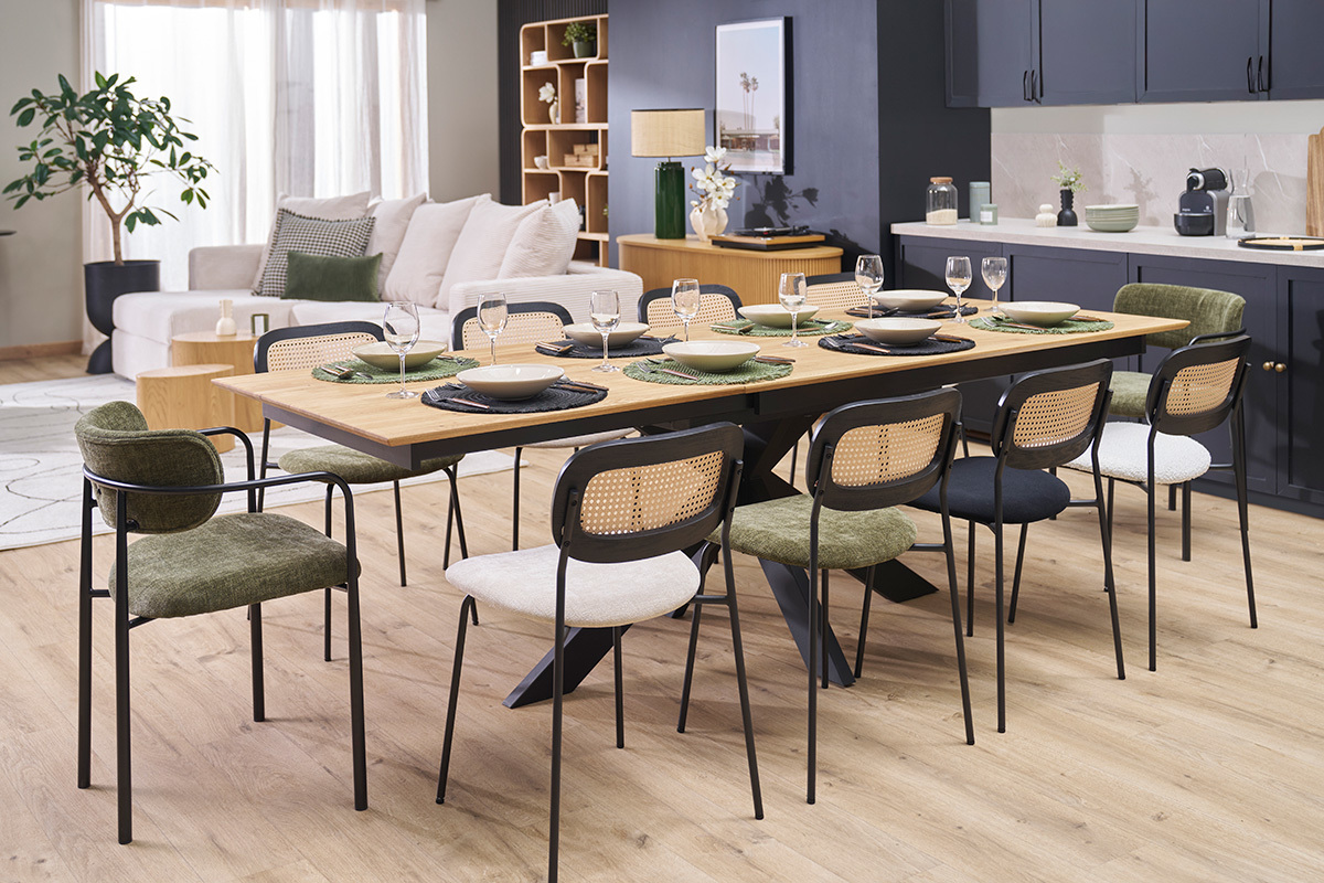 Table � manger AGATA en bois clair, entour�e de chaises, dress�e pour repas dans une salle moderne.