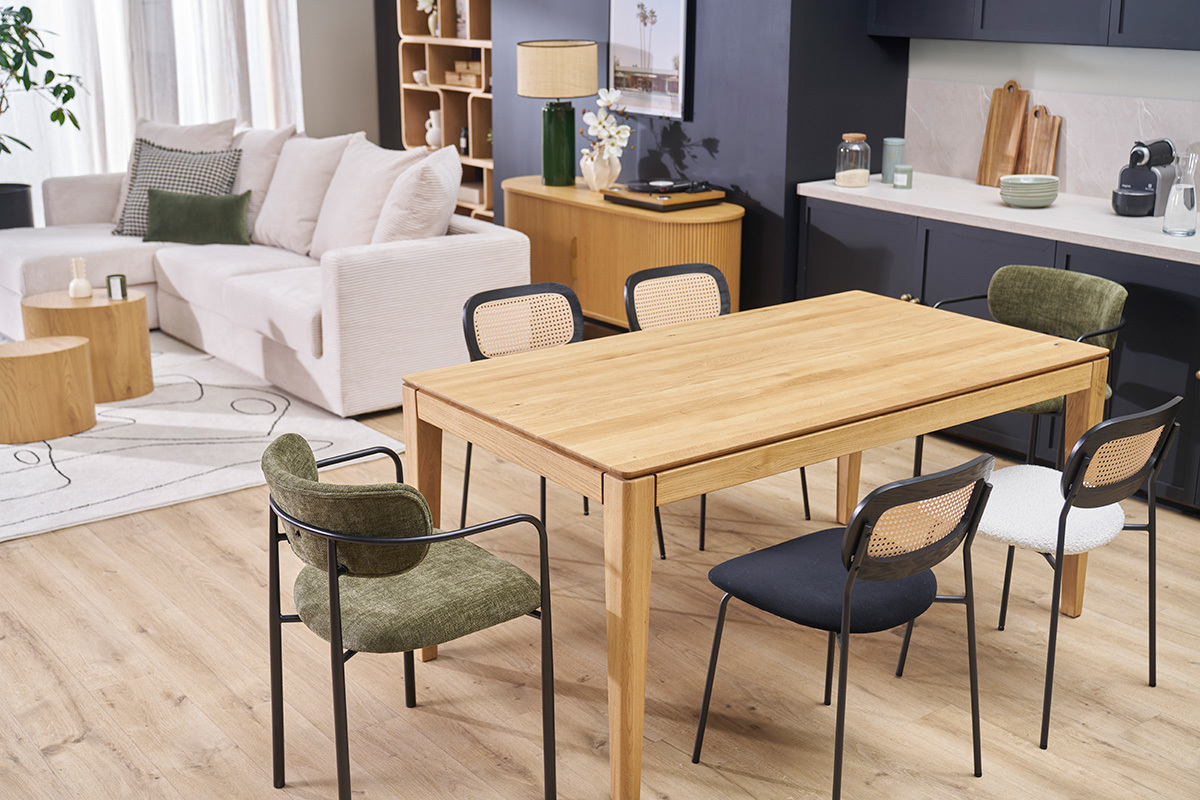 Table � manger extensible en ch�ne massif avec six chaises diverses, vue d'int�rieur.