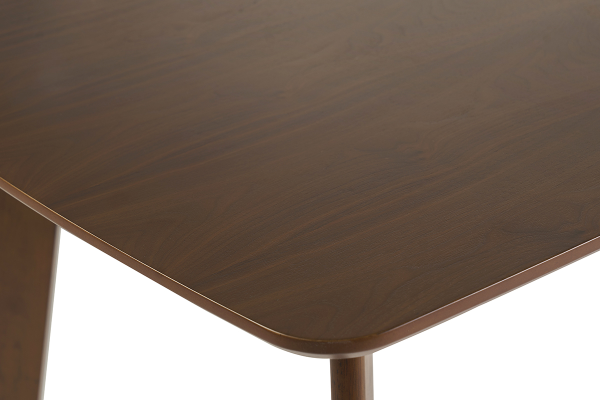 Vue de pr�s du plateau de la table � manger scandinave en bois fonc� noyer.