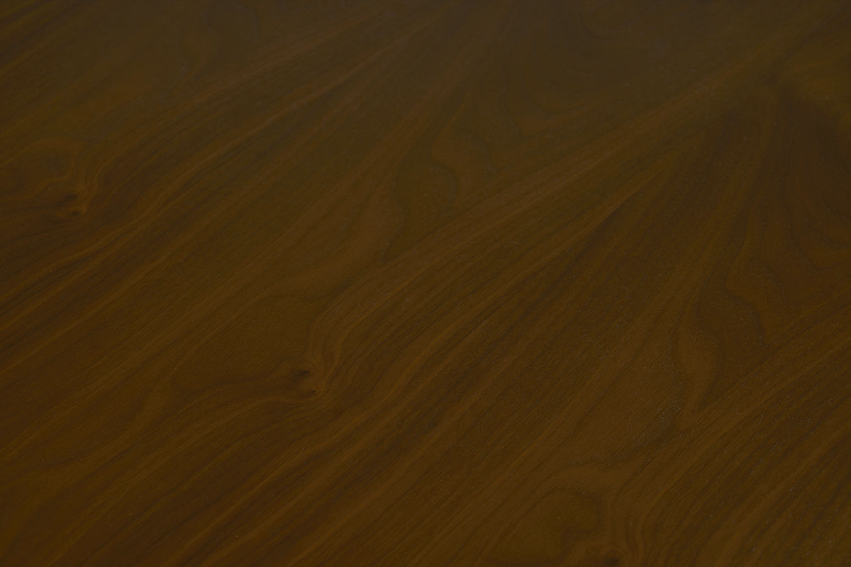 Plateau en bois fonc� de la table � manger scandinave LEENA, style minimaliste.