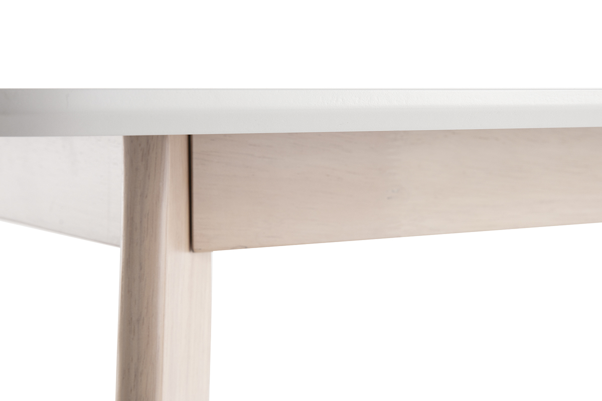 D�tail de la table � manger scandinave rectangulaire LEENA, vue de c�t�, pi�tement en bois clair et plateau blanc.