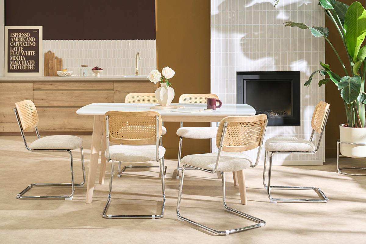 Table � manger scandinave rectangulaire blanche et bois clair avec chaises, vue d'ensemble dans un int�rieur lumineux.