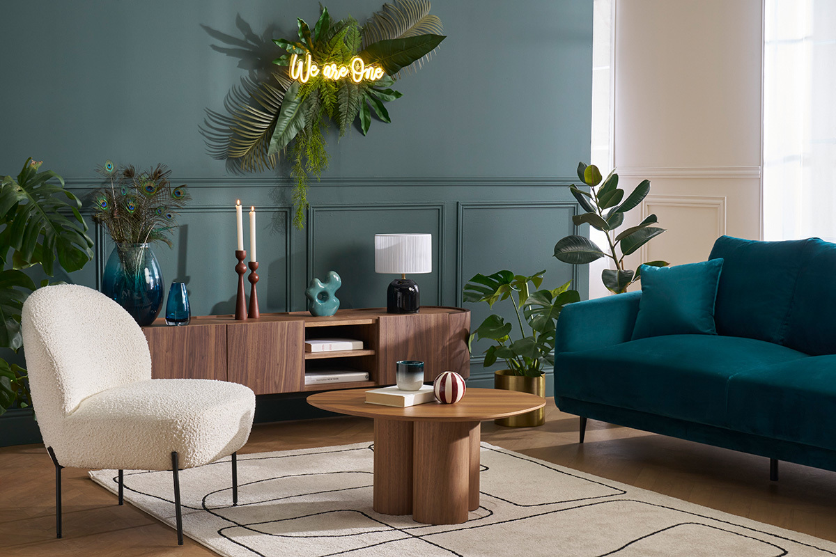 Table basse HOLLEN en bois fonc� dans un salon moderne avec canap� bleu et d�coration murale.