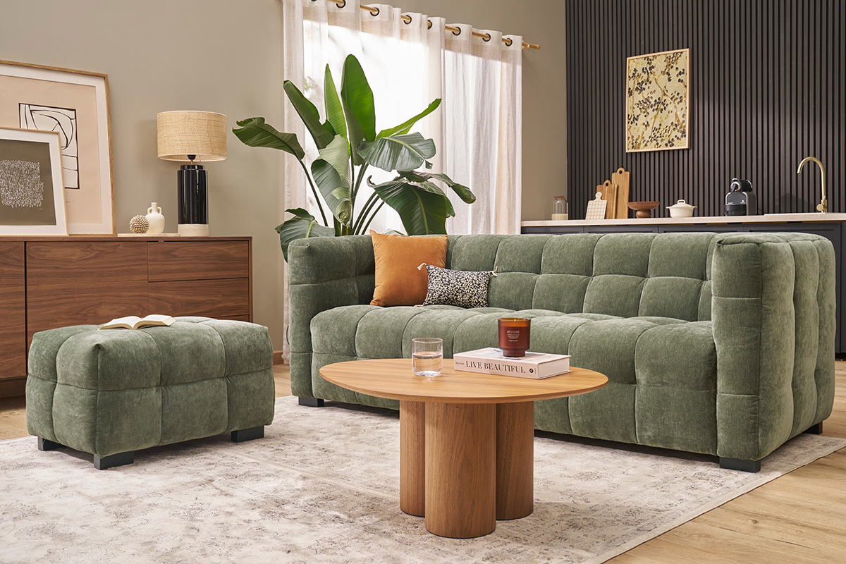 Table basse design bois noyer, vue de face dans un salon avec canap� vert et d�cor contemporain.