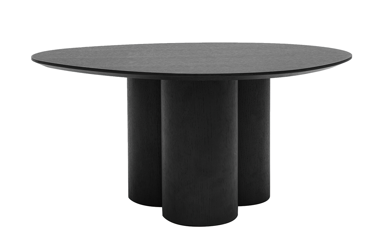Table basse bois noir HOLLEN vue 3/4, plateau ovale et trois pieds cylindriques.