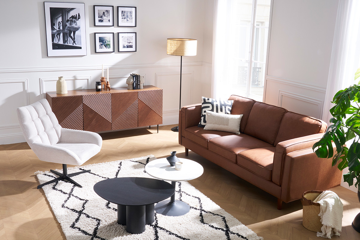 Table basse design en bois noir HOLLEN dans un salon moderne avec canap� et fauteuil.