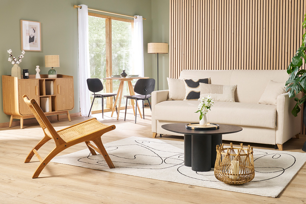 Salon avec table basse noire HOLLEN, canap� beige et chaise en bois.