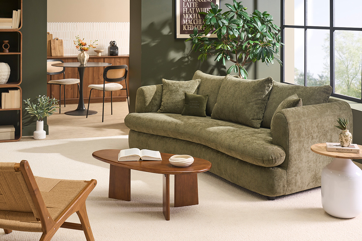 Table basse WONKA en bois manguier massif avec forme organique, vue de face dans un salon moderne.