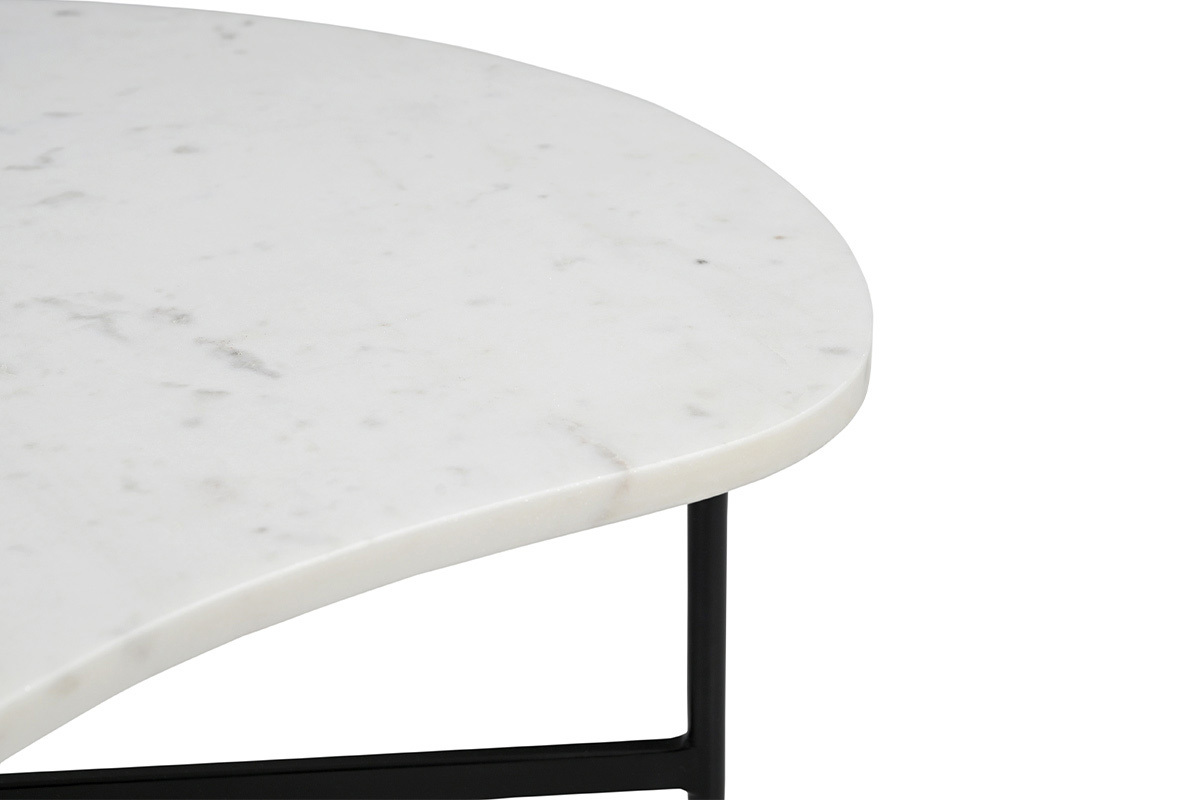 Table basse en marbre blanc et m�tal noir, vue partielle du plateau.
