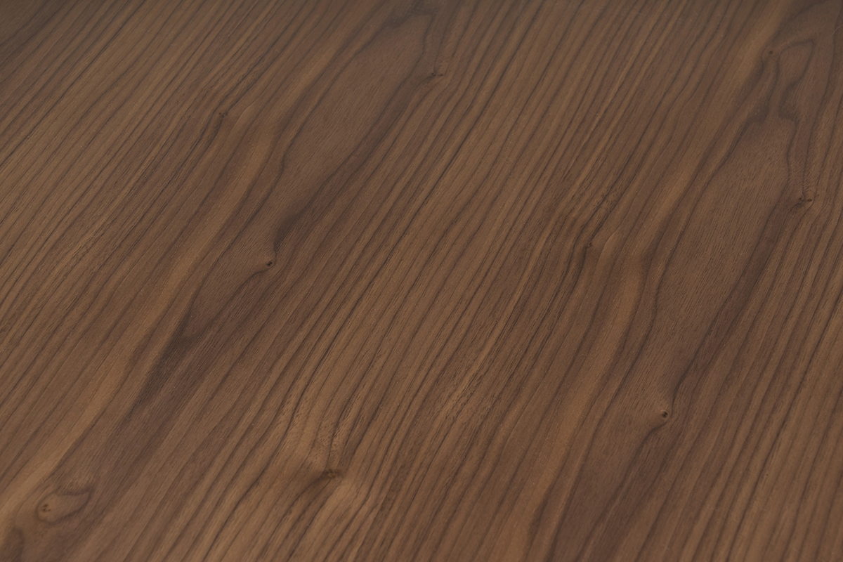 Surface de la table basse rectangulaire en bois fonc� noyer, vue rapproch�e.