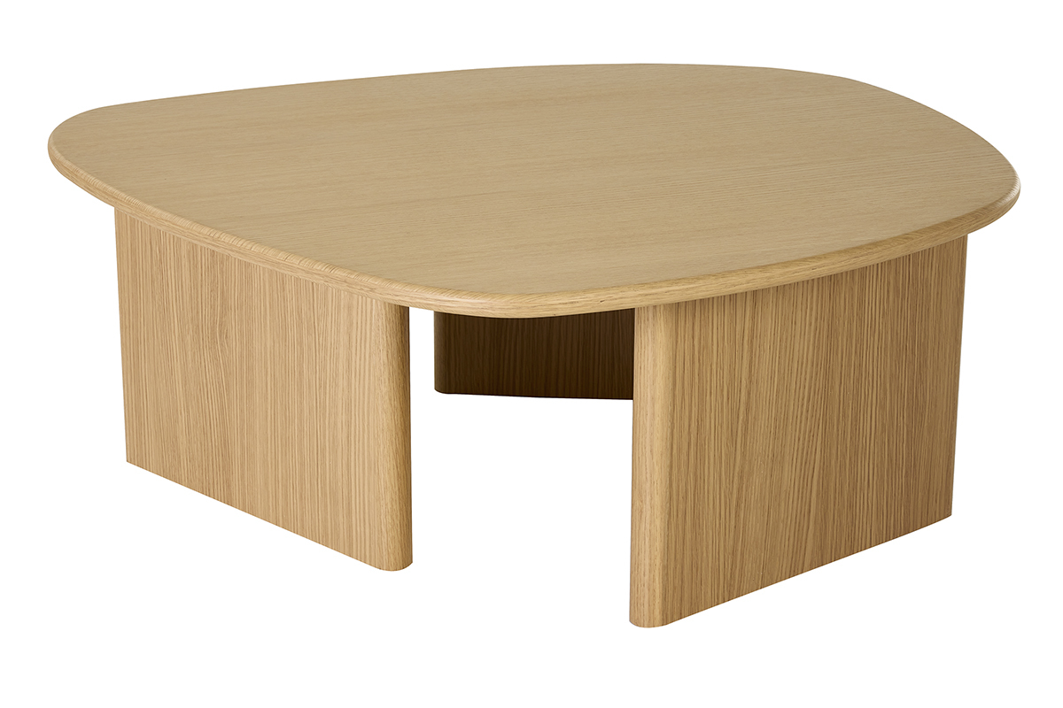 Table basse organique en bois clair ch�ne, forme asym�trique, vue de face.