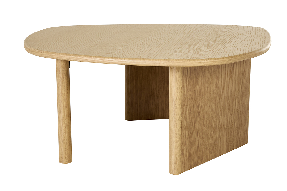 Table basse organique en bois clair, forme arrondie, vue de trois quarts.