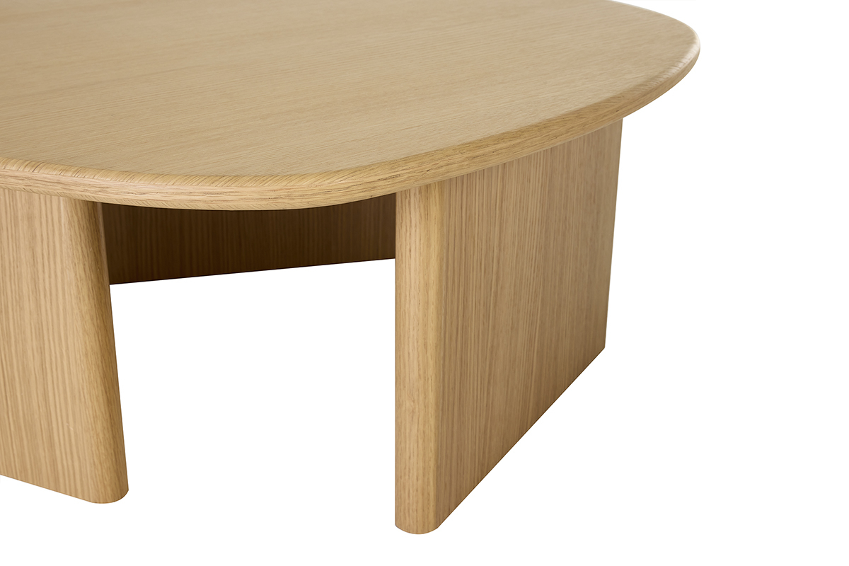 Table basse en bois clair en forme organique, vue de pr�s, d�tails des courbes et pi�tement.