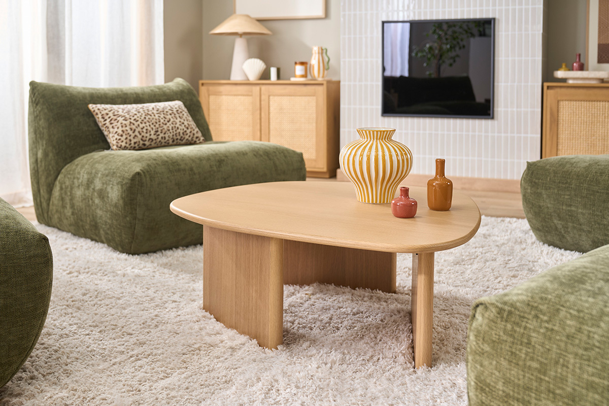 Table basse organique en bois clair avec d�corations, vue de dessus dans un salon moderne.