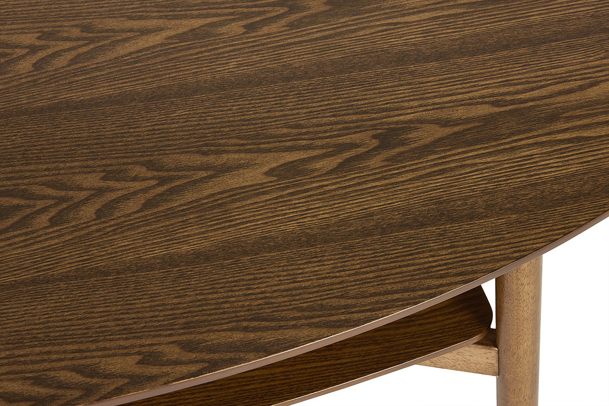 Gros plan sur la table basse ovale en bois fonc� avec pieds fusel�s.
