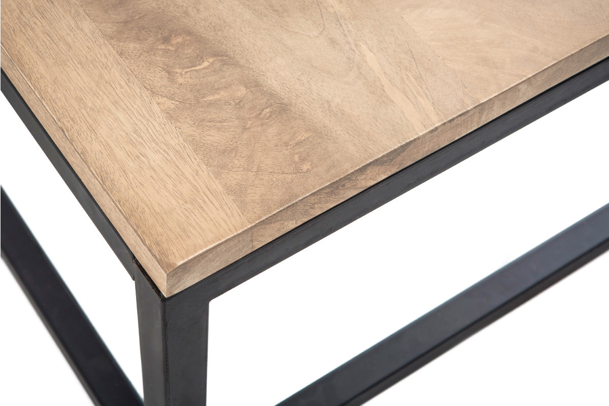 Table basse rectangulaire en bois clair manguier massif et m�tal noir, vue de dessus.