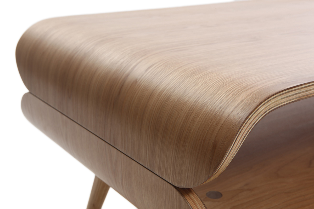 D�tail du bord arrondi en bois clair de la table basse TAKLA.