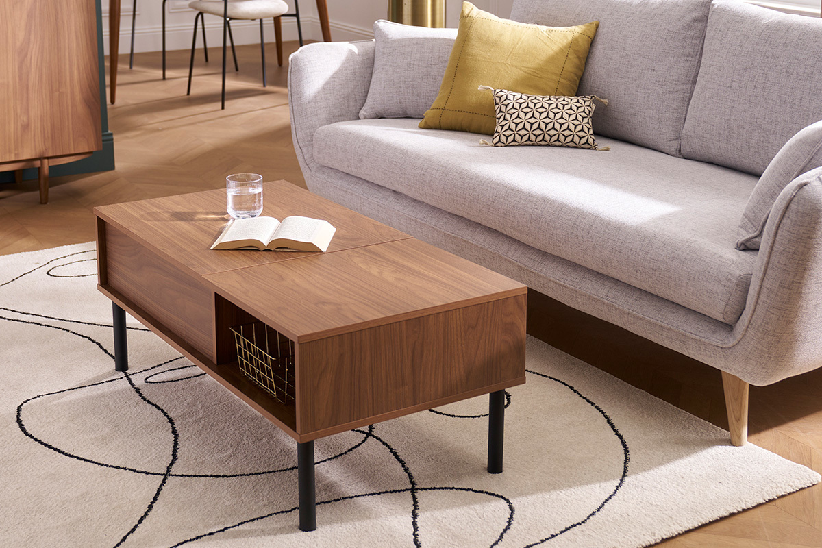 Table basse en bois fonc� noyer et m�tal noir avec livre et verre, vue d'angle dans un salon.