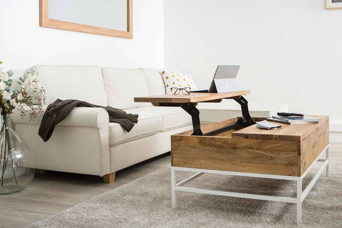 Table basse relevable rectangulaire en bois manguier et m�tal blanc, vue de face dans un salon.
