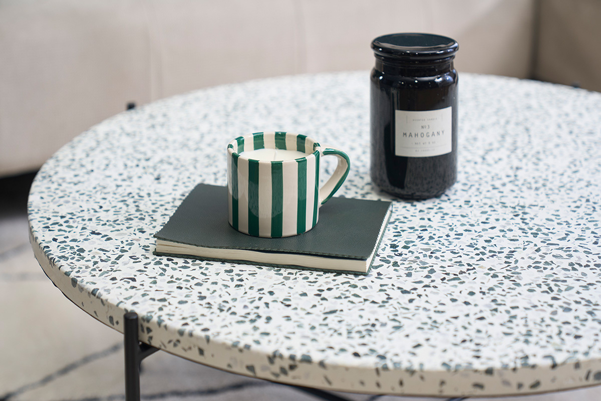 Table basse ronde design en terrazzo et m�tal noir D81 cm MEZZO