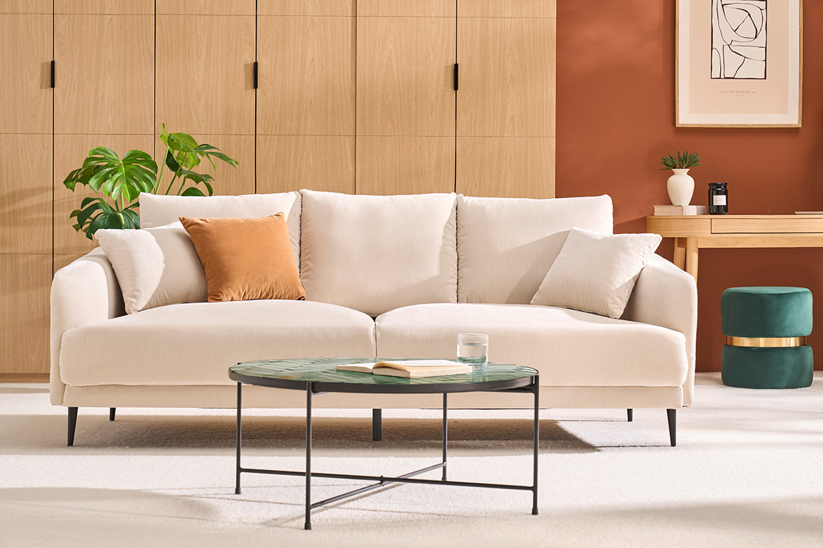 canap� beige avec table basse m�tal et c�ramique