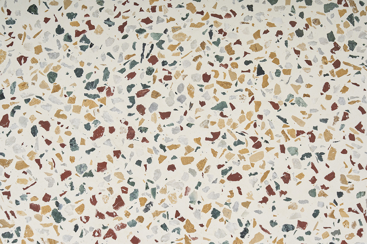 D�tail du motif en terrazzo multicolore de la table basse ronde NESSA.