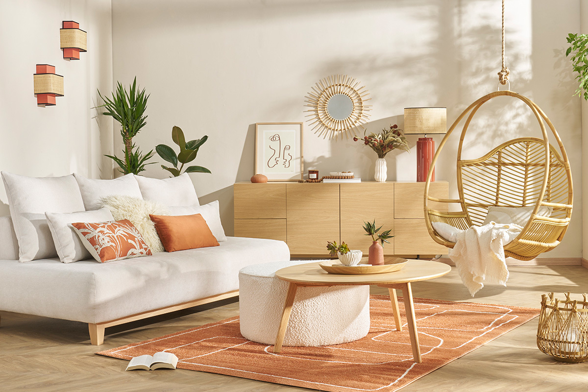 Table basse ronde en bois clair dans un salon scandinave.
