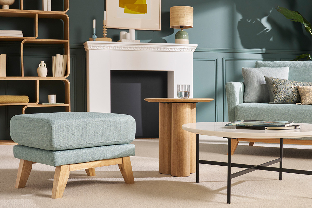 Table d'appoint HOLLEN en bois clair, vue dans un salon moderne.