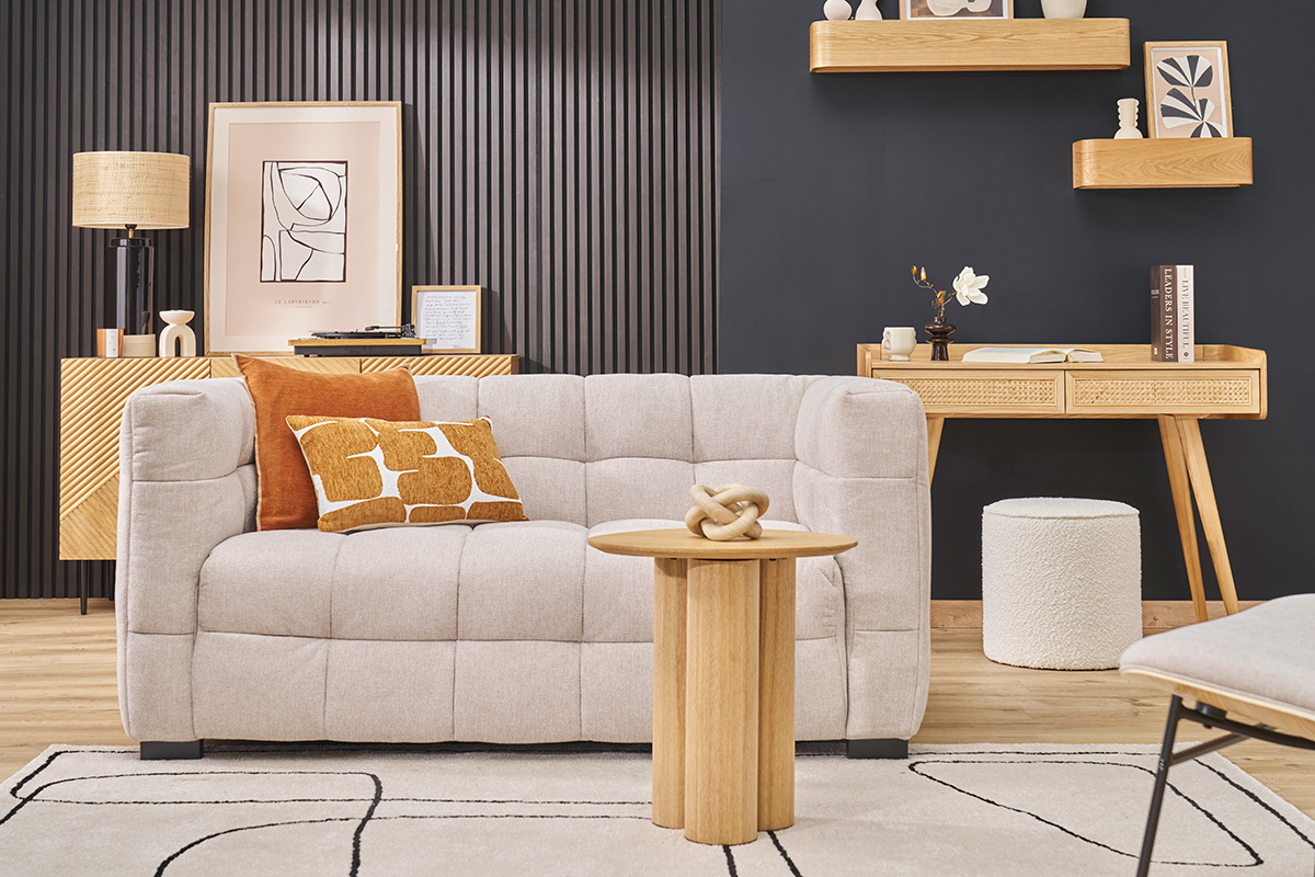 Table d'appoint bois clair devant un canap�, vue d'int�rieur