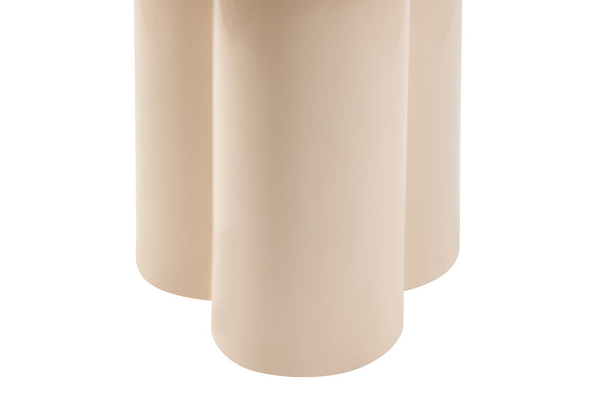 D�tails de la base de la table d'appoint design en m�tal �maill� beige, vue rapproch�e