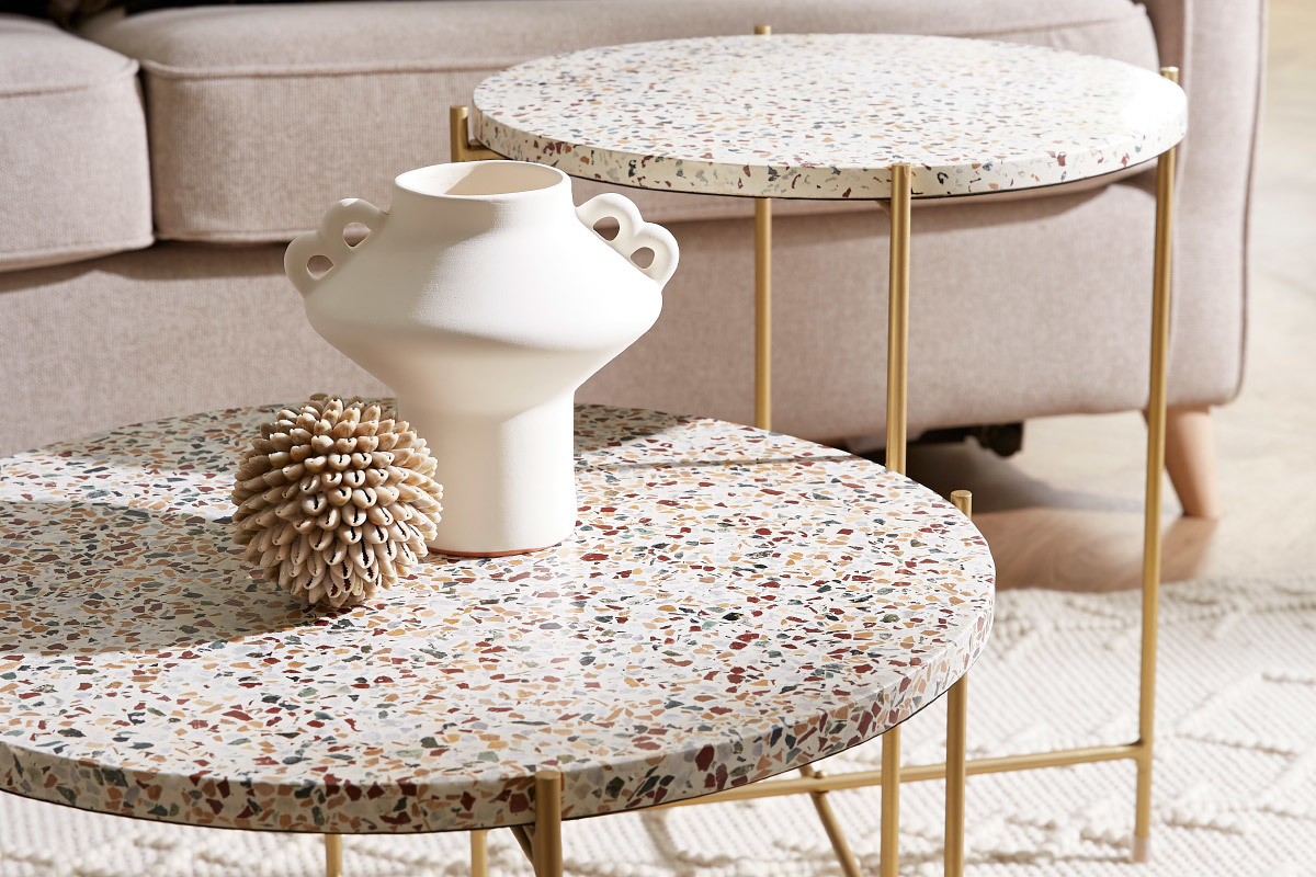 Table d'appoint design ronde en terrazzo et m�tal dor� D40 cm MEZZO