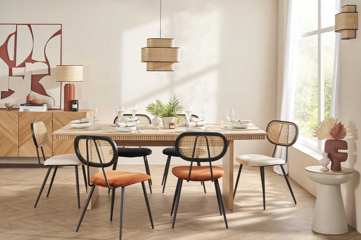 Table d'appoint ronde en m�tal et bois pr�s d'une fen�tre dans une salle � manger.
