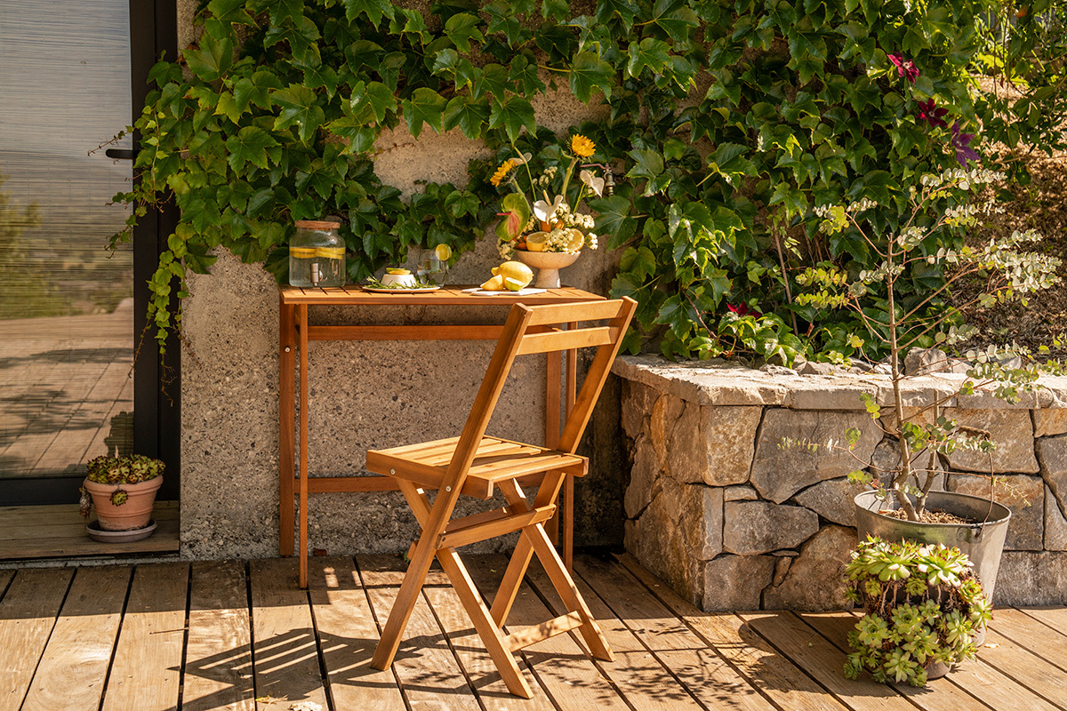 Table de balcon pliante en bois massif, vue de face avec des plantes et une chaise en bois